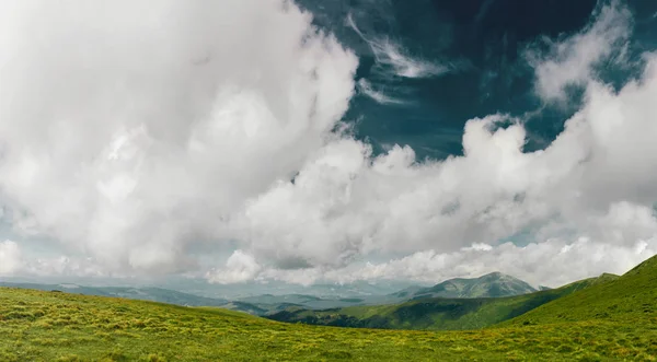 Panoramatický Výhled Horský Hřeben Chornohora Krásnou Nádhernou Oblohu Horských Svahů — Stock fotografie