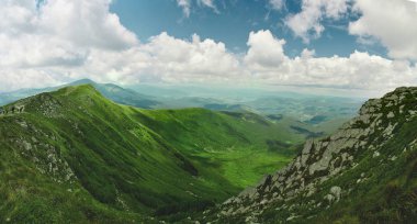 Chornohora dağ sırtı ve Hoverla dağının yamaçlarından güzel cluody gökyüzü panoramik görünümü. doğal bir manzara görünümünde sis içinde kefen yaprak dökmeyen kozalaklı ile düşük yatan bulut dağ yamacı