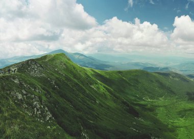 Chornohora dağ sırtı ve Hoverla dağının yamaçlarından güzel cluody gökyüzü panoramik görünümü. doğal bir manzara görünümünde sis içinde kefen yaprak dökmeyen kozalaklı ile düşük yatan bulut dağ yamacı