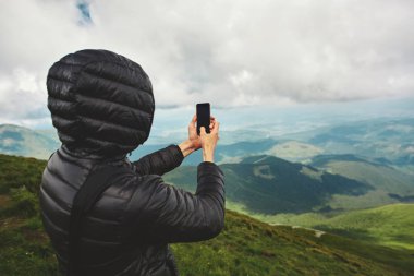 dağ sırtı telefonda tarafından fotoğraf çekmek ve bulutlu gündoğumu dağlarda panoramik zevk etkin uzun yürüyüşe çıkan kimse. seyahat ve açık macera kavramı. Karpatlar, Ukrayna