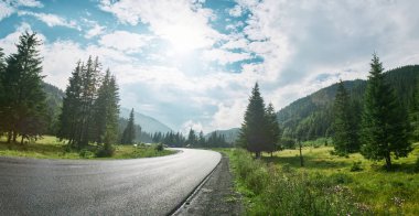 sahne dağ yolu Karpatlar dağlarda, Ukrayna