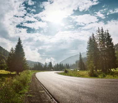 sahne dağ yolu Karpatlar dağlarda, Ukrayna