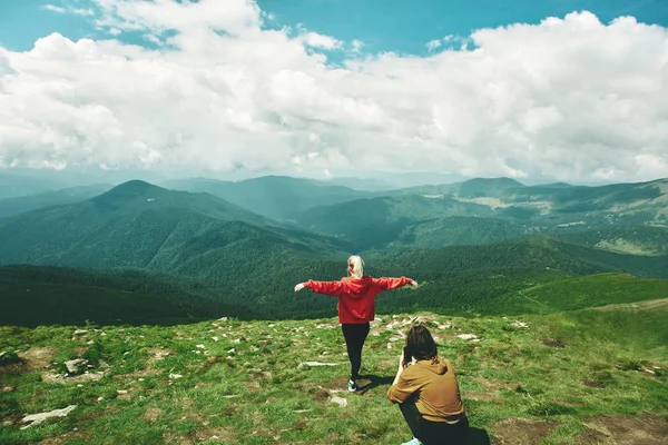 Женщина турист наслаждается видом на горы ландшафта. Карпаты, Украина — стоковое фото