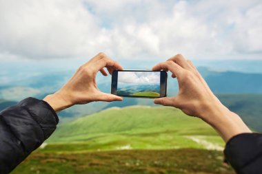 dağ manzarası telefonla çekim adam