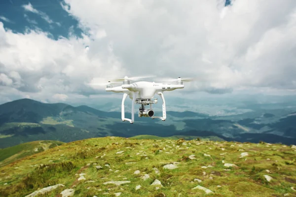 Квадрокоптер с цифровой камерой в горах — стоковое фото