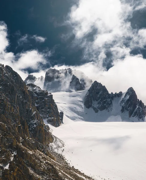 美しい霧マウンテン ビュー 山の範囲と重症の山頂岩壁と氷の斜面 — ストック写真