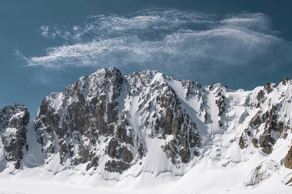 Schönen Nebligen Blick Auf Die Berge Bergkette Und Schwere Berggipfel — Stockfoto