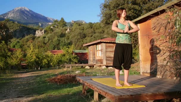 Una Joven Conoce A Alba Y Hace Yoga En La Terraza De Un Bungalow De Madera