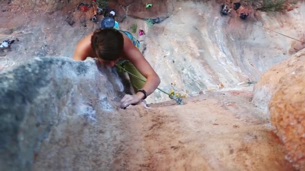 Woman rock climber climbing on the cliff — Stock Video