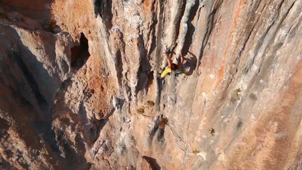 Mulher alpinista escalada no penhasco — Vídeo de Stock