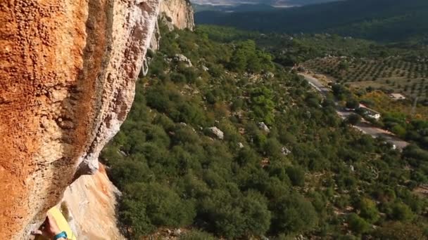 Kvinnlig bergsklättrare klättrar på klippan — Stockvideo