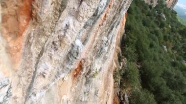Uçuruma tırmanan kadın.