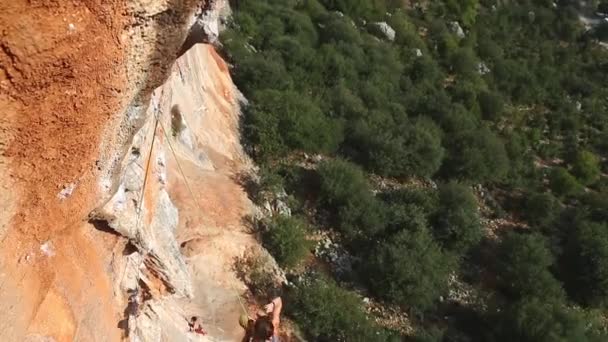 Woman rock climber climbing on the cliff — Stock Video