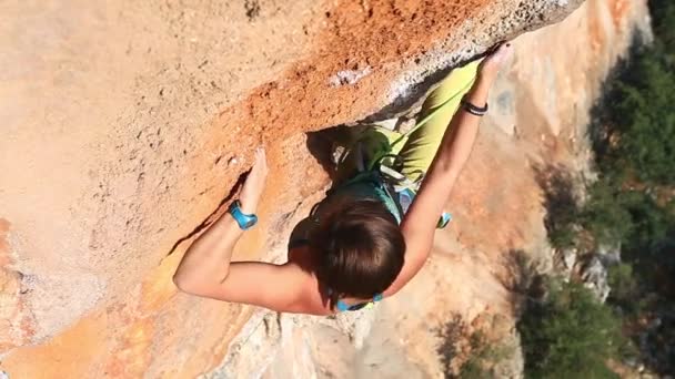 女攀岩者爬上悬崖 — 图库视频影像