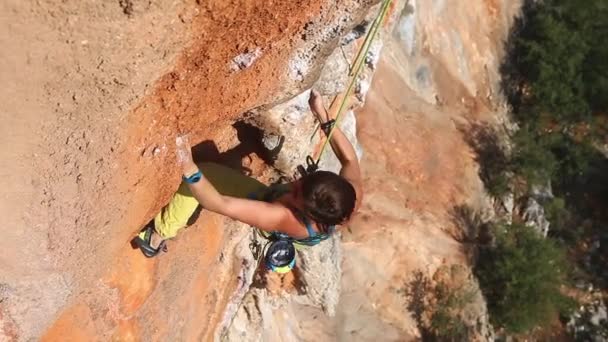 Donna arrampicatrice arrampicatrice sulla scogliera — Video Stock