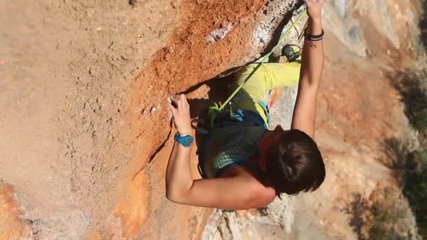 Mujer escaladora escalando en el acantilado — Vídeos de Stock