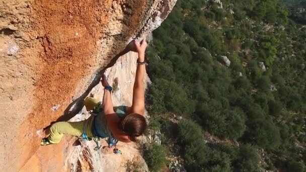 Bergsteigerin klettert auf Klippe — Stockvideo