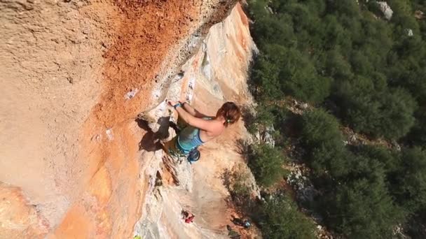 Mujer escaladora escalando en el acantilado — Vídeos de Stock