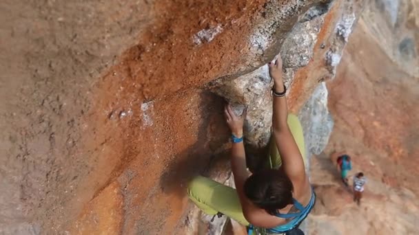 女性の岩の崖の上に登る登山 — ストック動画