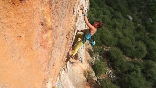 女性の岩の崖の上に登る登山 — ストック動画