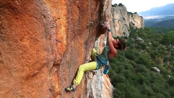 Woman rock climber climbing on the cliff — Stock Video