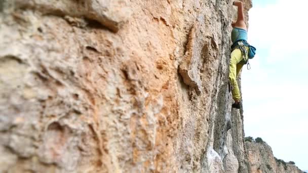 Vrouw rots klimmer klimmen op de klif — Stockvideo