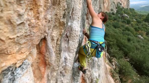 女性の岩の崖の上に登る登山 — ストック動画