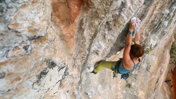Kobieta wspinaczka skalna wspinaczka na klifie — Wideo stockowe