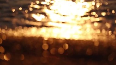 dalgalar deniz ve güneşin doğuşunu, çakıl plaj