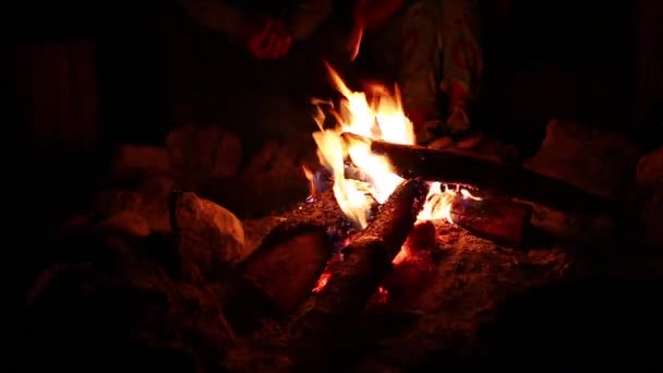 Mensen zitten door de brand bij nacht — Stockvideo