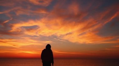 deniz sahilde bir genç kadın toplantı şafağın siluet