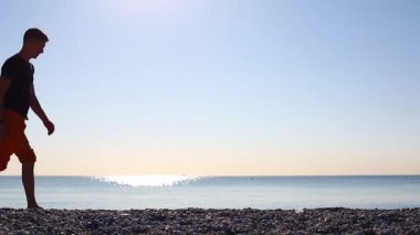 bir genç adam toplantı şafak deniz sahilde