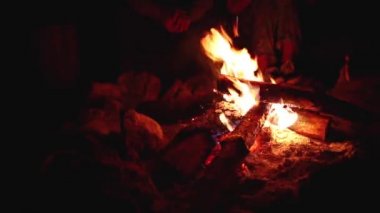 İnsanlar ateşin yanında geceleri oturuyor