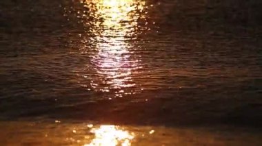 Plaj dalgalar deniz ve güneşin doğuşunu, güzel bulanık vurguları olan