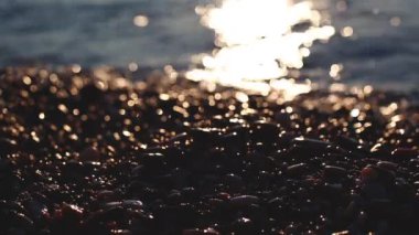 dalgalar deniz ve güneşin doğuşunu, çakıl plaj
