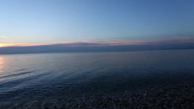 sakin deniz ve güneşin doğuşunu, çakıl plaj