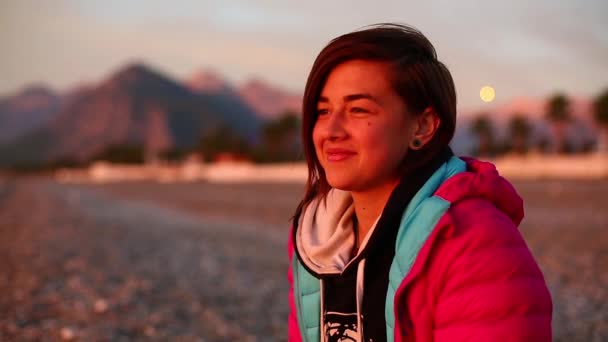 Mujer joven encuentro amanecer en la playa del mar — Vídeos de Stock