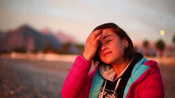 Mujer joven encuentro amanecer en la playa del mar — Vídeos de Stock