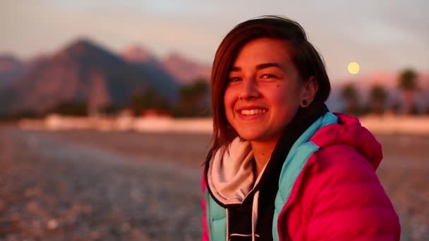 Mujer joven encuentro amanecer en la playa del mar — Vídeo de stock