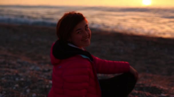 Deniz sahilde bir genç kadın toplantı şafağın siluet — Stok video