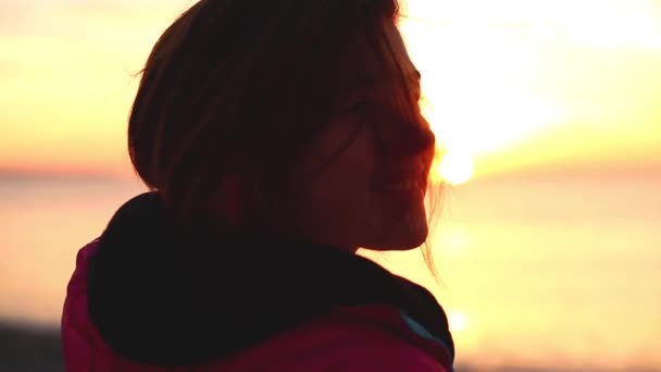Silhouet van een jonge vrouw vergadering dageraad op het zee-strand — Stockvideo