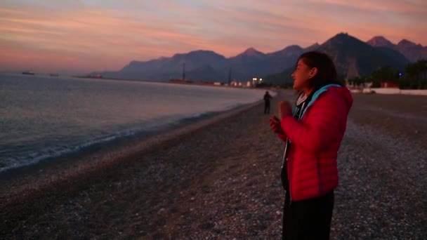 Jeune femme rencontre aube sur la plage de la mer — Video