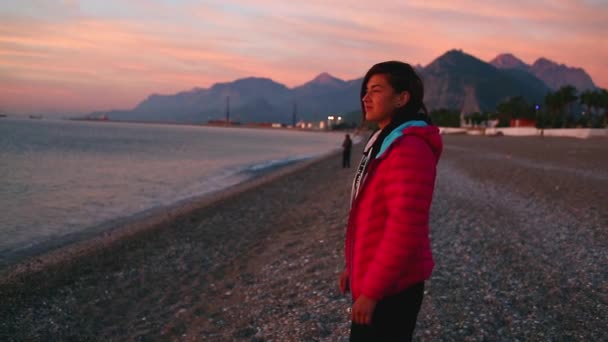 Junge Frau trifft Morgengrauen am Strand des Meeres — Stockvideo