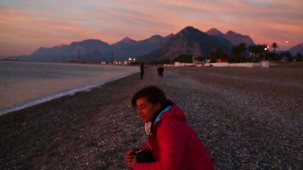 Mladá žena setkání svítání na pláži u moře — Stock video