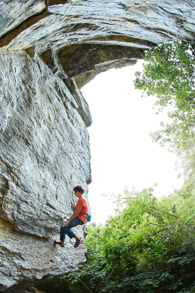 Weitwinkelaufnahme Eines Männlichen Bergsteigers Kletterer Klettert Einer Felswand Mann Ruht — Stockfoto