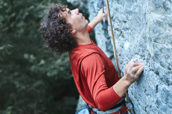 Adam rock tırmanma cliff üzerinde — Stok fotoğraf