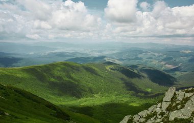 güzel manzara dağlar manzara. Chornohora dağ sırtı Hoverla dağ yamaçları üzerinden