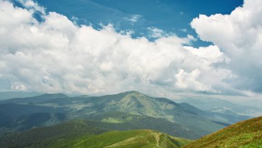güzel manzara dağlar manzara. Chornohora dağ sırtı Hoverla dağ yamaçları üzerinden