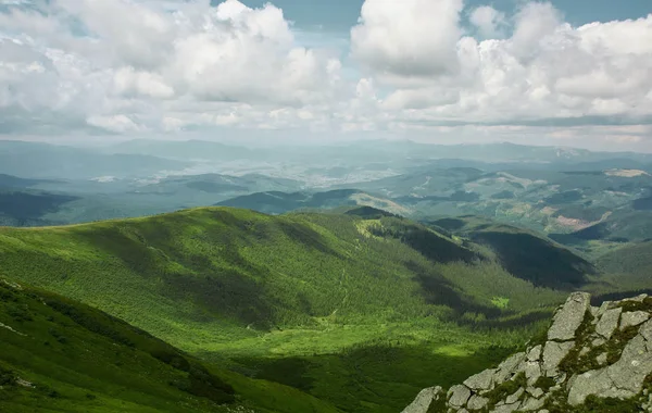 güzel manzara dağlar manzara. Chornohora dağ sırtı Hoverla dağ yamaçları üzerinden