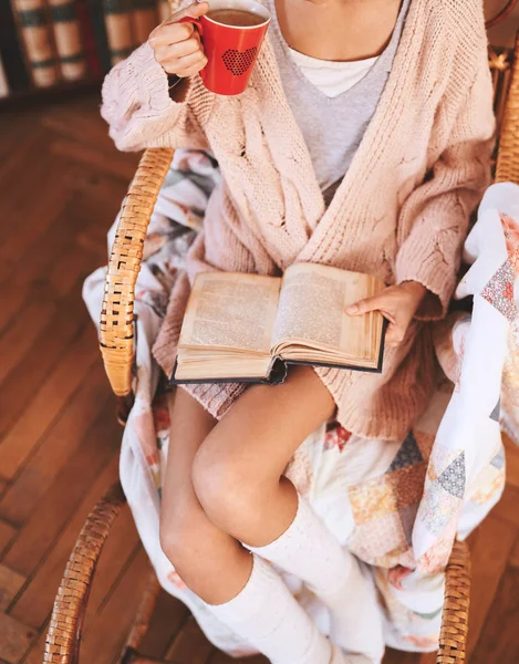 Foto Suave Mujer Una Silla Mimbre Con Libro Viejo Taza — Foto de Stock